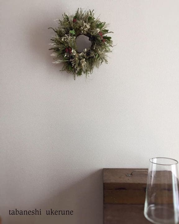 ローズヒップと車輪梅を秋らしく紡いだ 落ち着きのある リース ドライフラワー