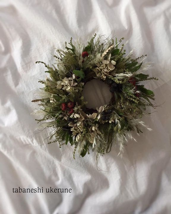 ローズヒップと車輪梅を秋らしく紡いだ 落ち着きのある リース ドライフラワー