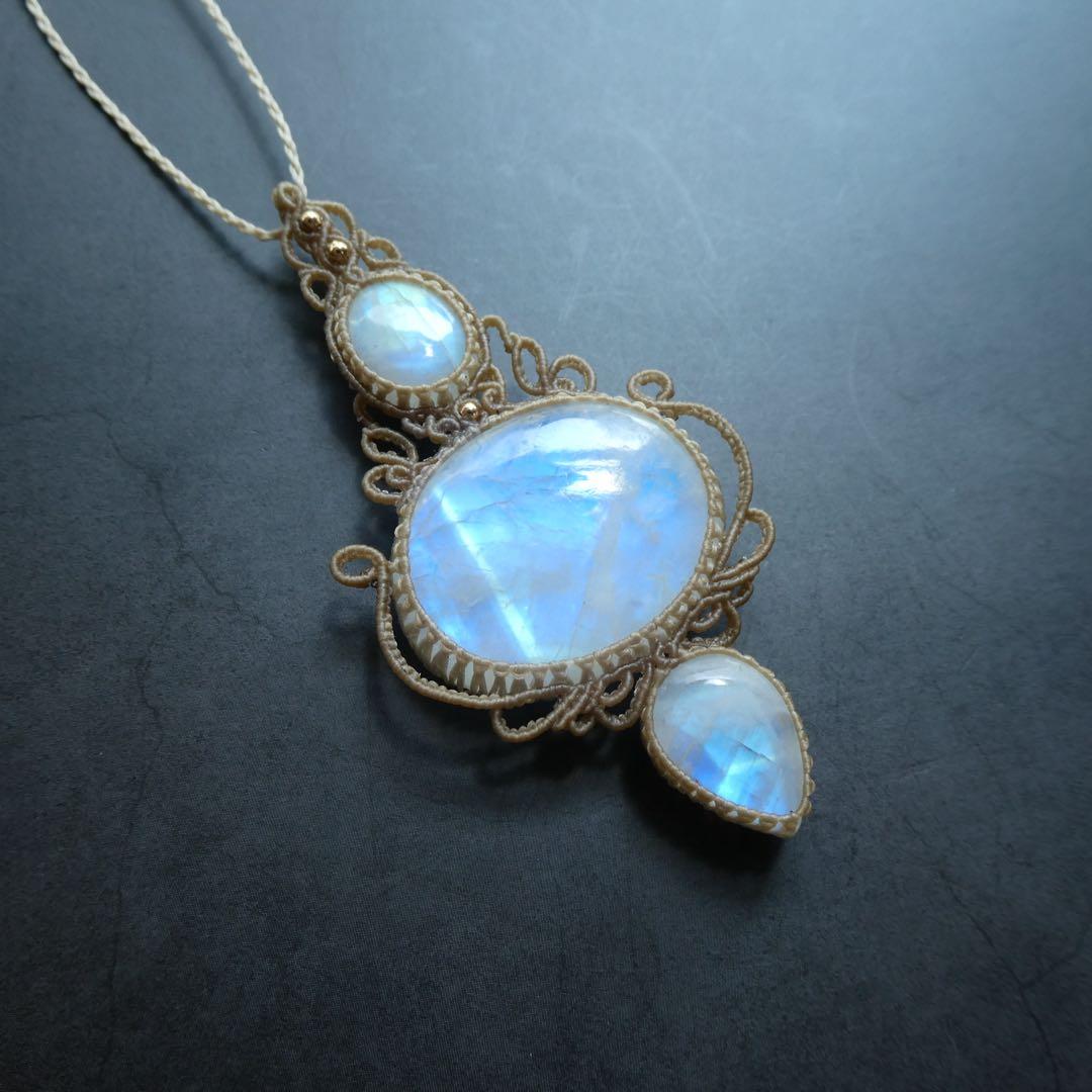 ３つのレインボームーンストーンのマクラメネックレス