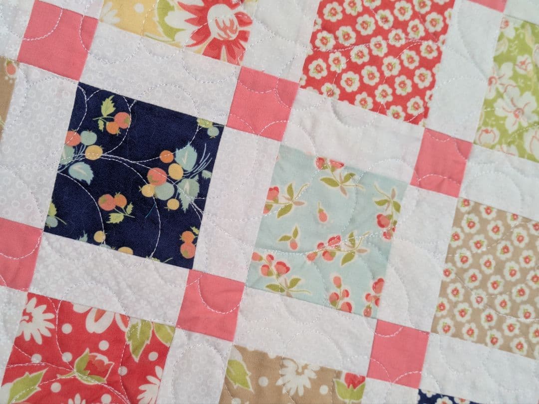 完全オリジナル！ミシンキルトタペストリー ピンクスクエアモチーフ