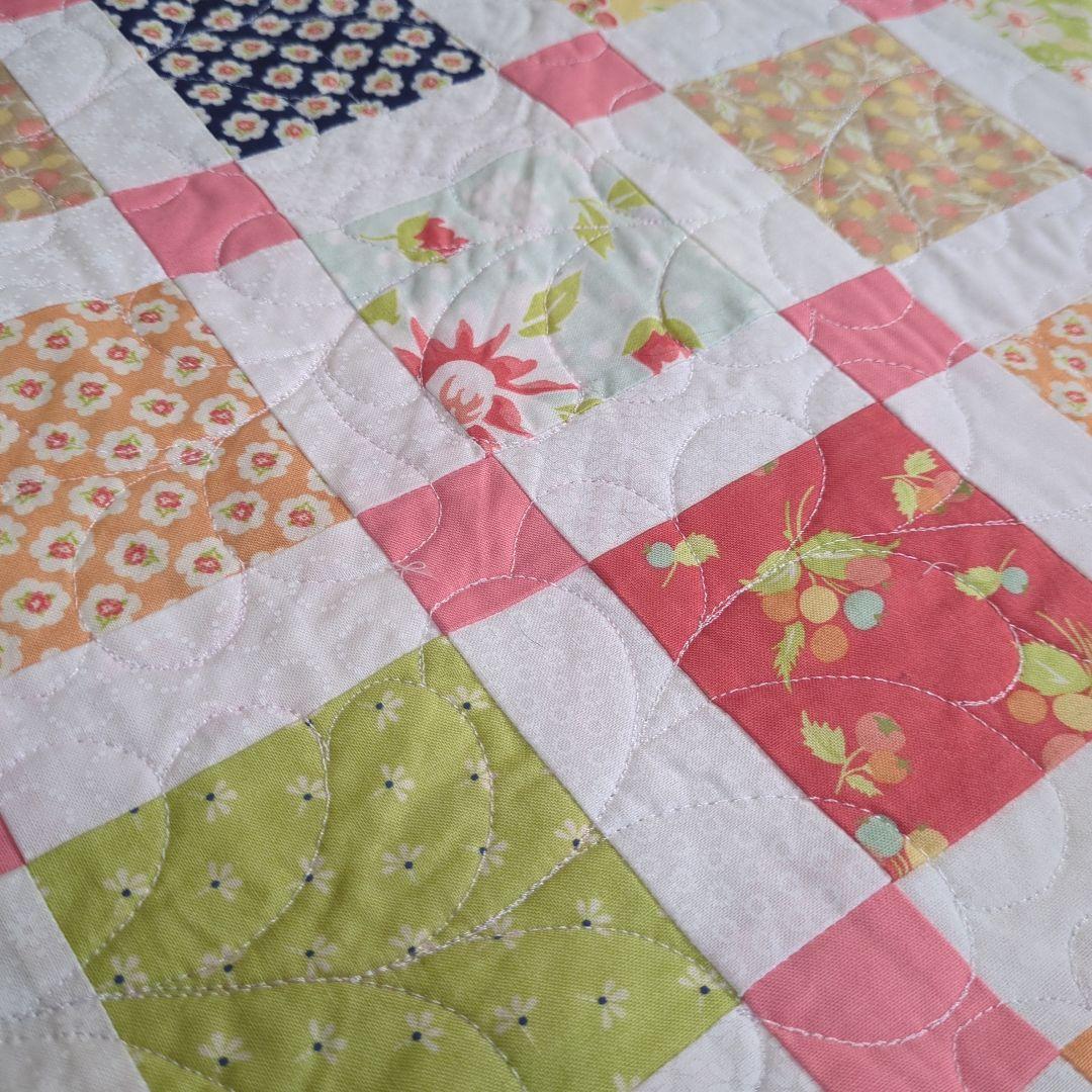 完全オリジナル！ミシンキルトタペストリー ピンクスクエアモチーフ