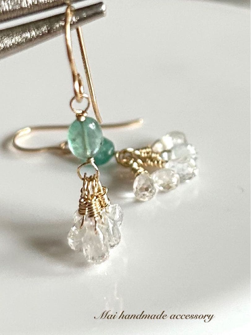 ☆華奢極小エメラルドホワイトサファイア14kgf天然石ピアス