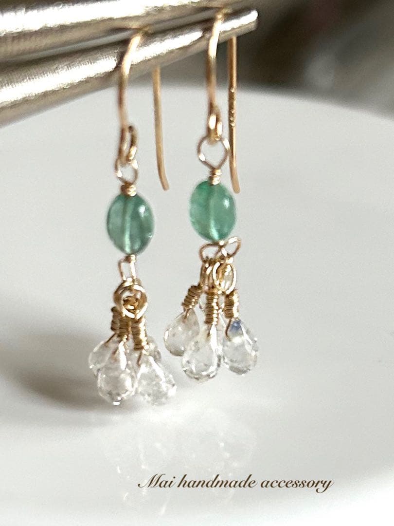 ☆華奢極小エメラルドホワイトサファイア14kgf天然石ピアス