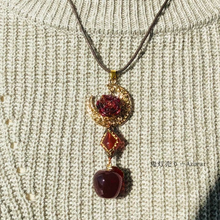 紅林檎と赤薔薇のドライフラワー付きネックレス　☆