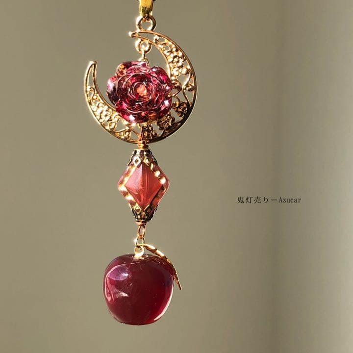 紅林檎と赤薔薇のドライフラワー付きネックレス　☆