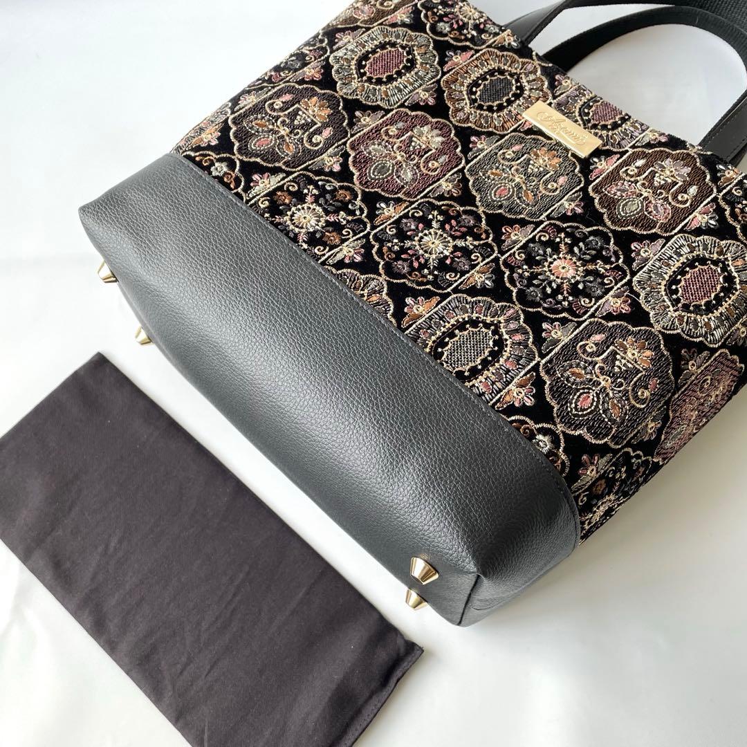 インド刺繍ベルベット素材ブラックと合皮　Mサイズトートバッグ ハンドメイド