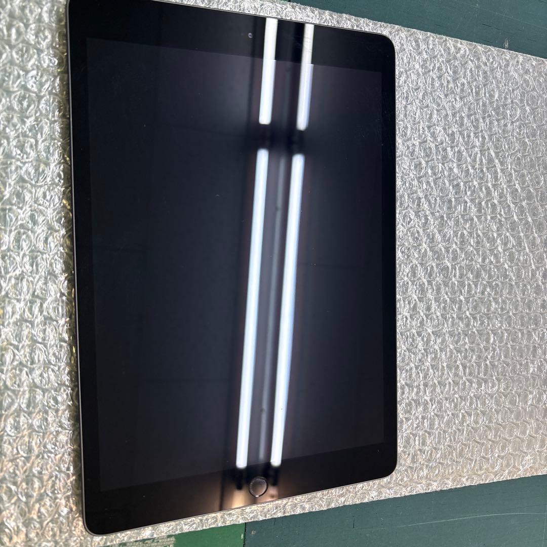 【3】Apple iPad 第8世代10.2インチ スペースグレー 本体