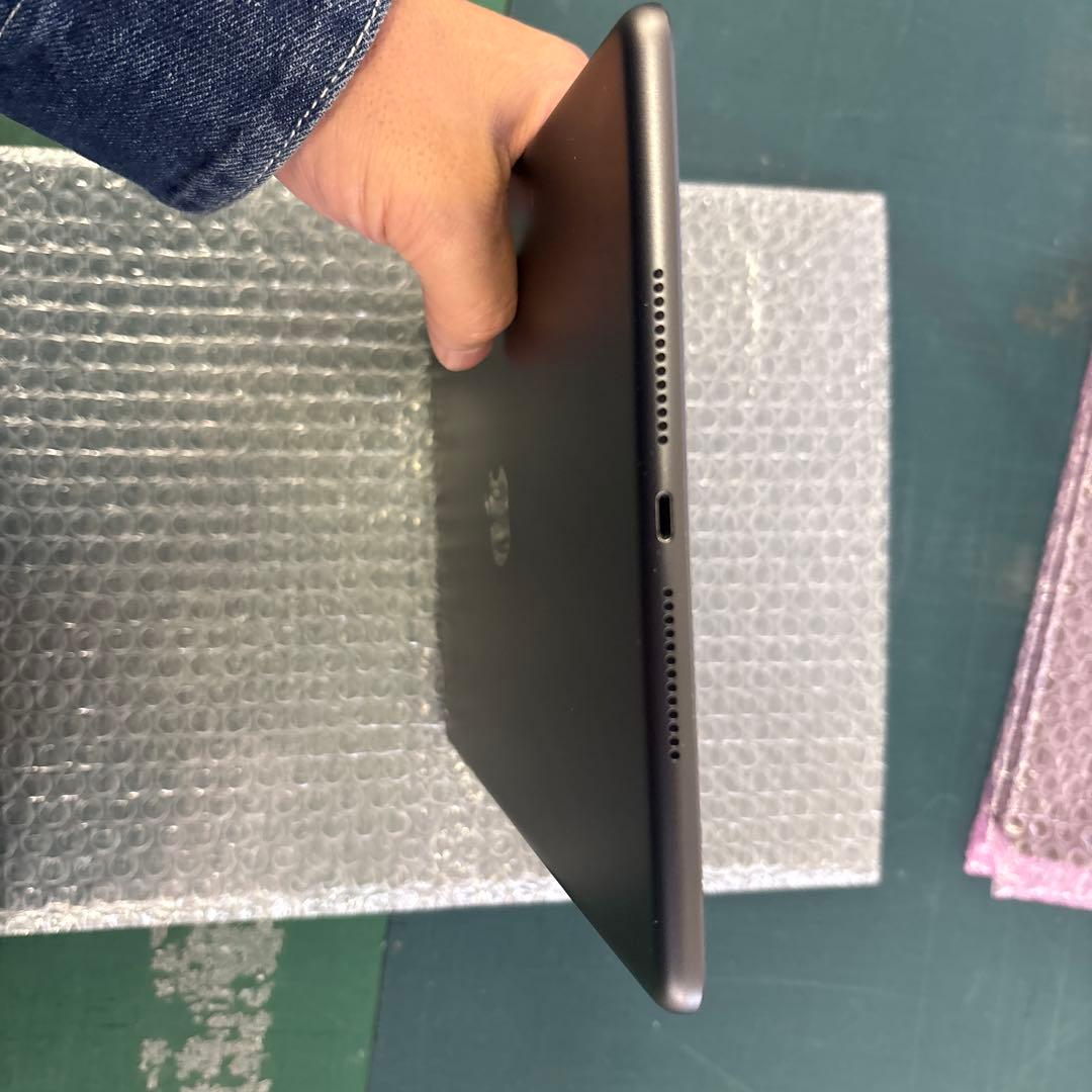【3】Apple iPad 第8世代10.2インチ スペースグレー 本体