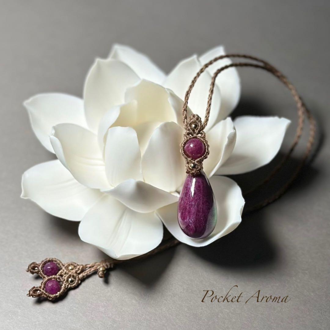 『佑詩美』ルビーインゾイサイトとルビーのマクラメペンダントネックレス