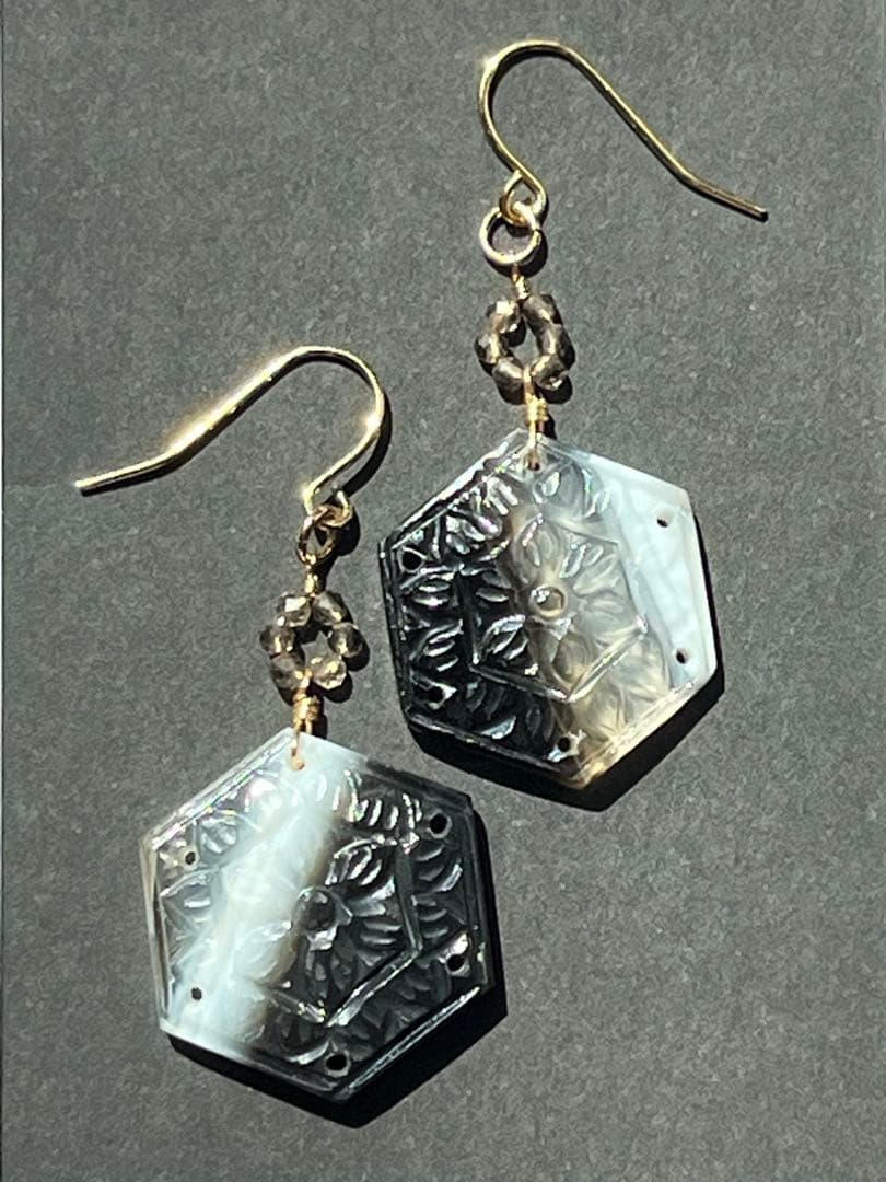 ＊14kgf ボツワナアゲート ヘキサゴンシェープカービング ピアス