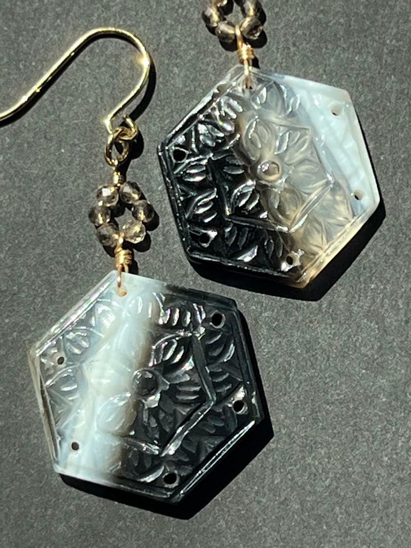 ＊14kgf ボツワナアゲート ヘキサゴンシェープカービング ピアス