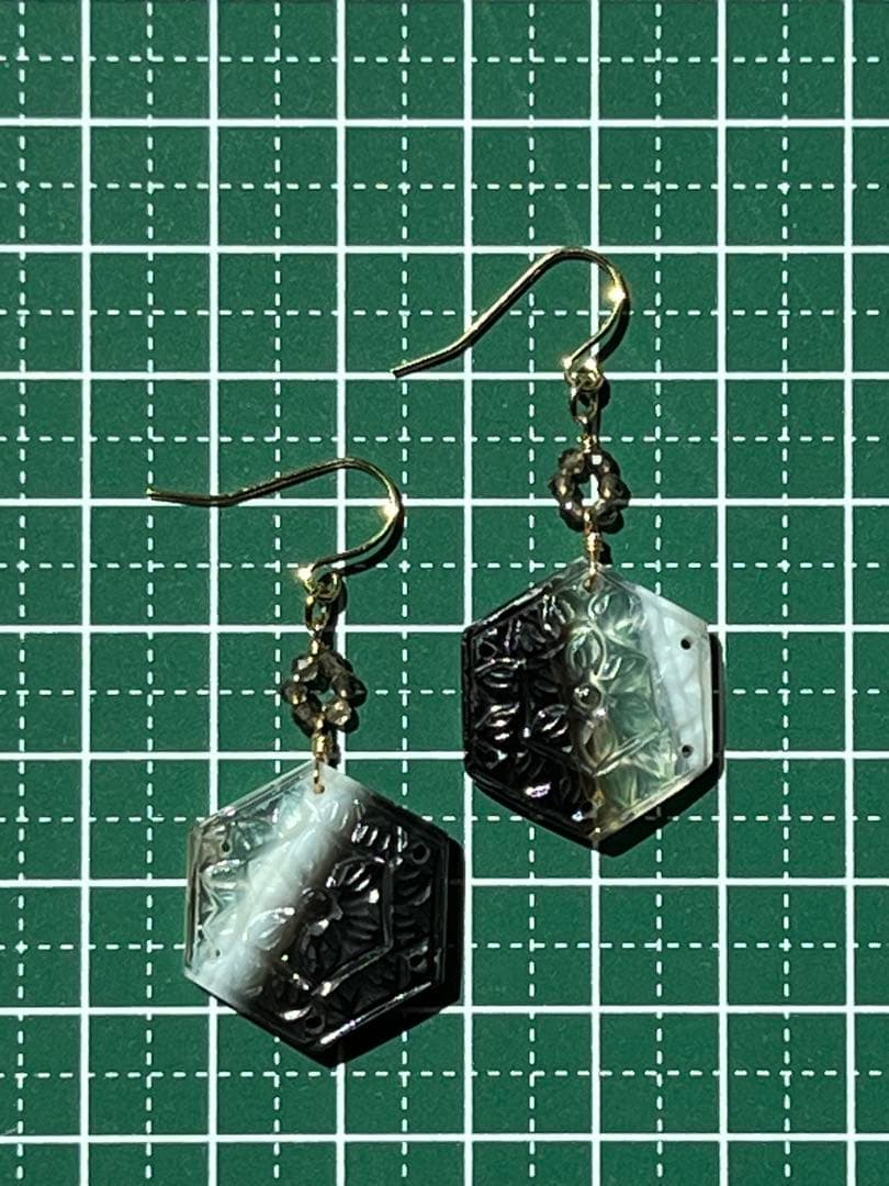 ＊14kgf ボツワナアゲート ヘキサゴンシェープカービング ピアス