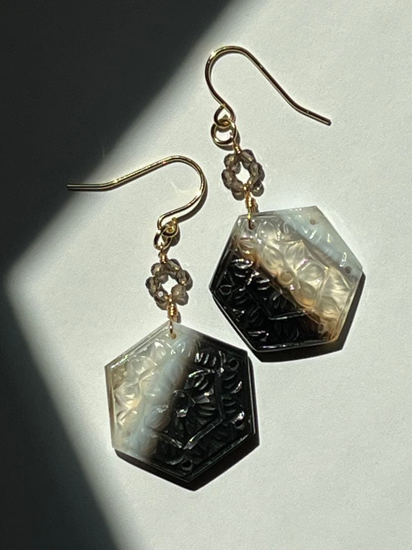 ＊14kgf ボツワナアゲート ヘキサゴンシェープカービング ピアス