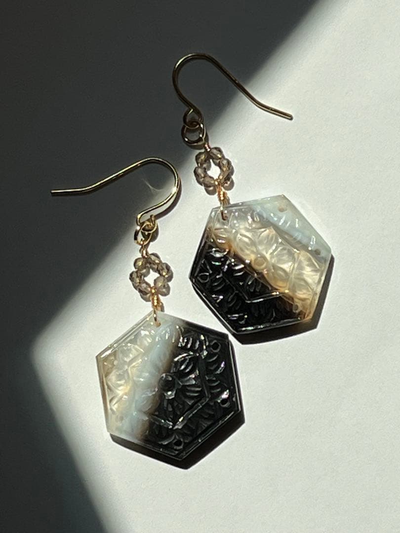 ＊14kgf ボツワナアゲート ヘキサゴンシェープカービング ピアス