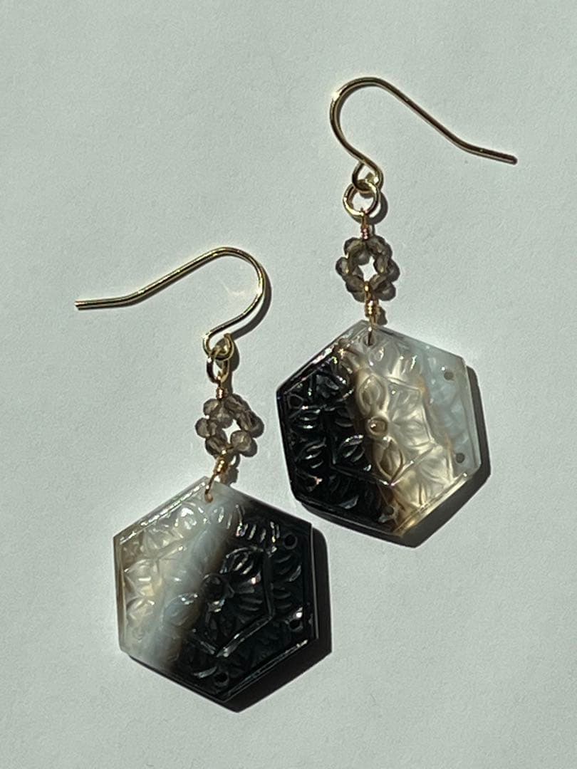 ＊14kgf ボツワナアゲート ヘキサゴンシェープカービング ピアス