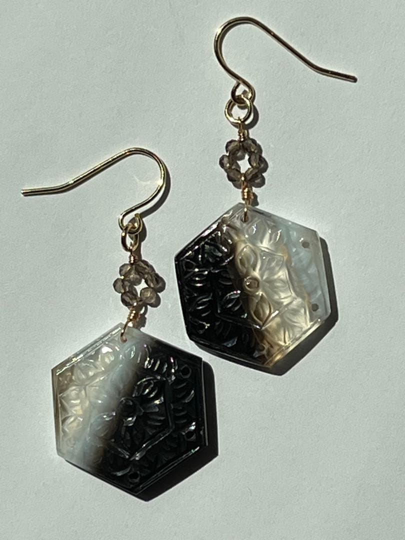 ＊14kgf ボツワナアゲート ヘキサゴンシェープカービング ピアス