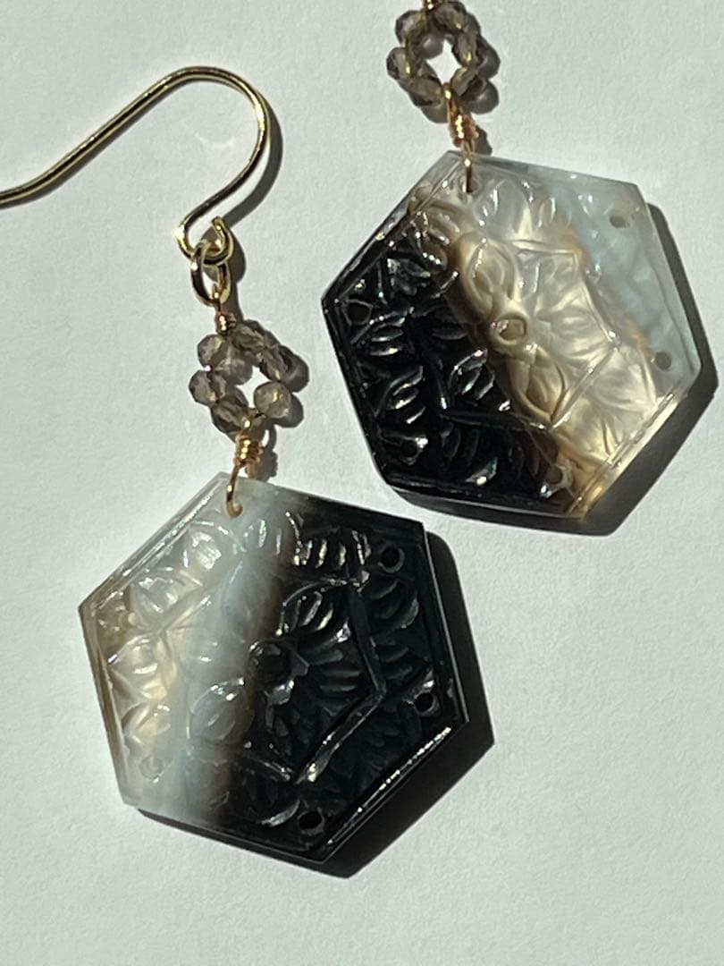 ＊14kgf ボツワナアゲート ヘキサゴンシェープカービング ピアス