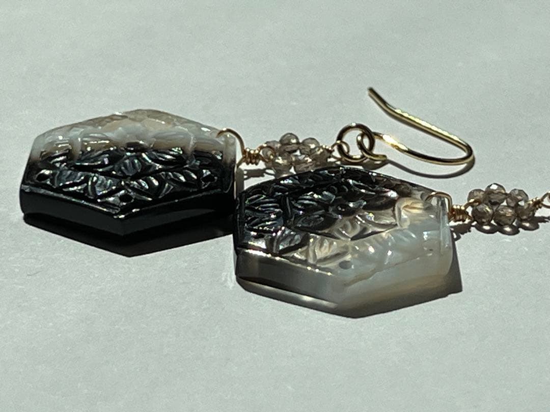 ＊14kgf ボツワナアゲート ヘキサゴンシェープカービング ピアス