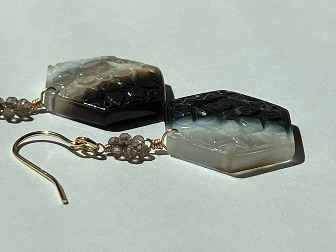 ＊14kgf ボツワナアゲート ヘキサゴンシェープカービング ピアス