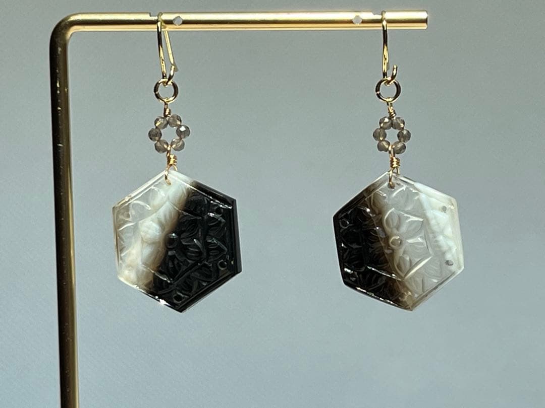 ＊14kgf ボツワナアゲート ヘキサゴンシェープカービング ピアス