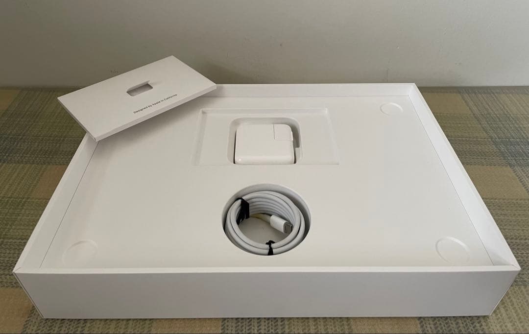ゆ*う様 美品 MacBook Air M1チップ　バッテリー９５%