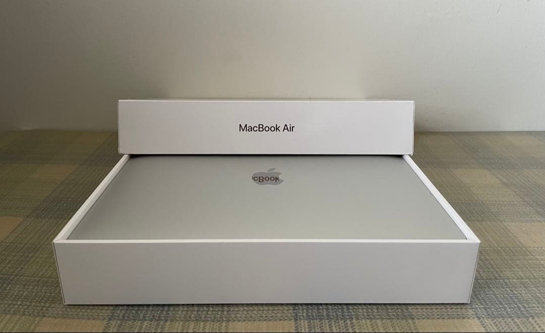 ゆ*う様 美品 MacBook Air M1チップ　バッテリー９５%