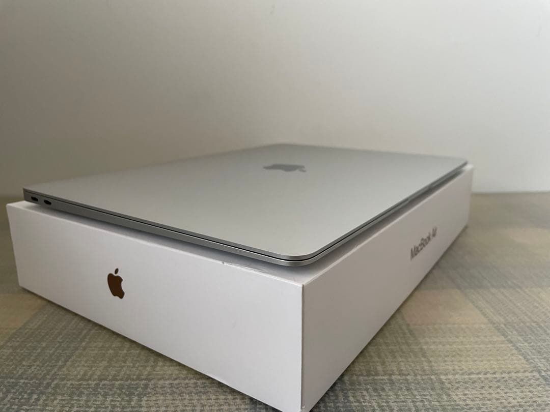 ゆ*う様 美品 MacBook Air M1チップ　バッテリー９５%