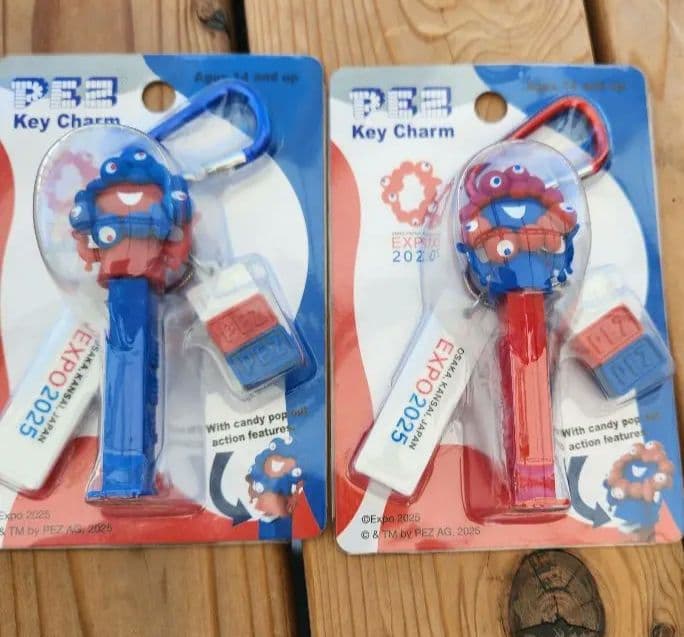 ミャクミャク PEZ ペッツ カラビナ付きキーホルダー 赤 青 2種セット