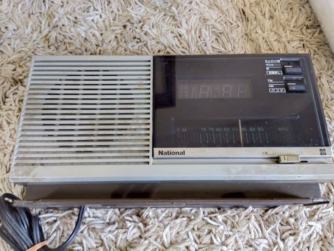 レトロラジオやカセットプレーヤージャンク品