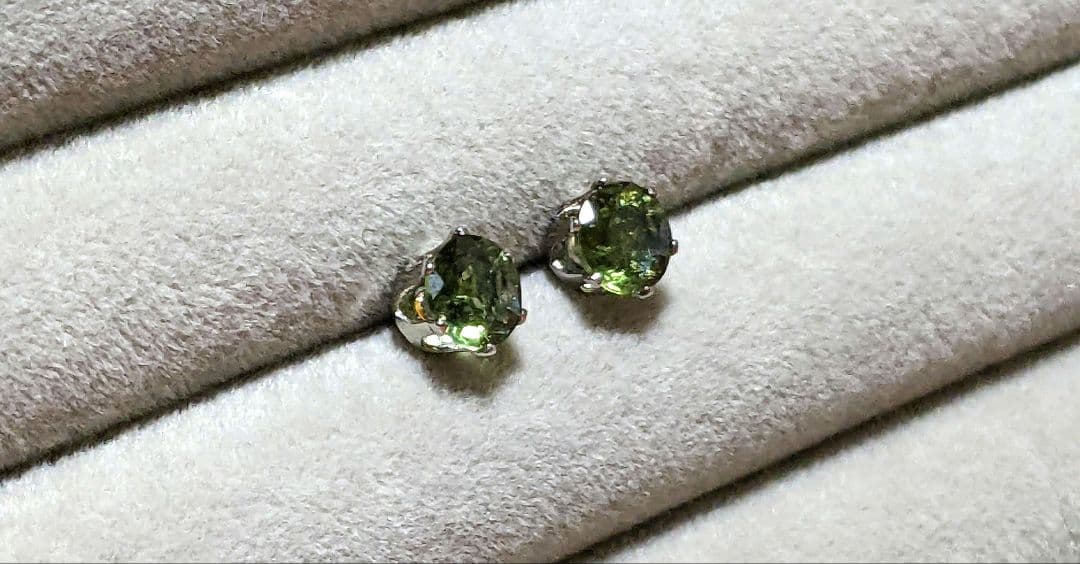 ✨時空を超える深緑の光✨ 希少天然石モルダバイト スタッドピアス 5mm