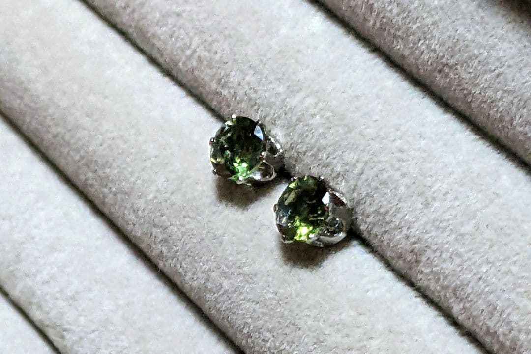 ✨時空を超える深緑の光✨ 希少天然石モルダバイト スタッドピアス 5mm