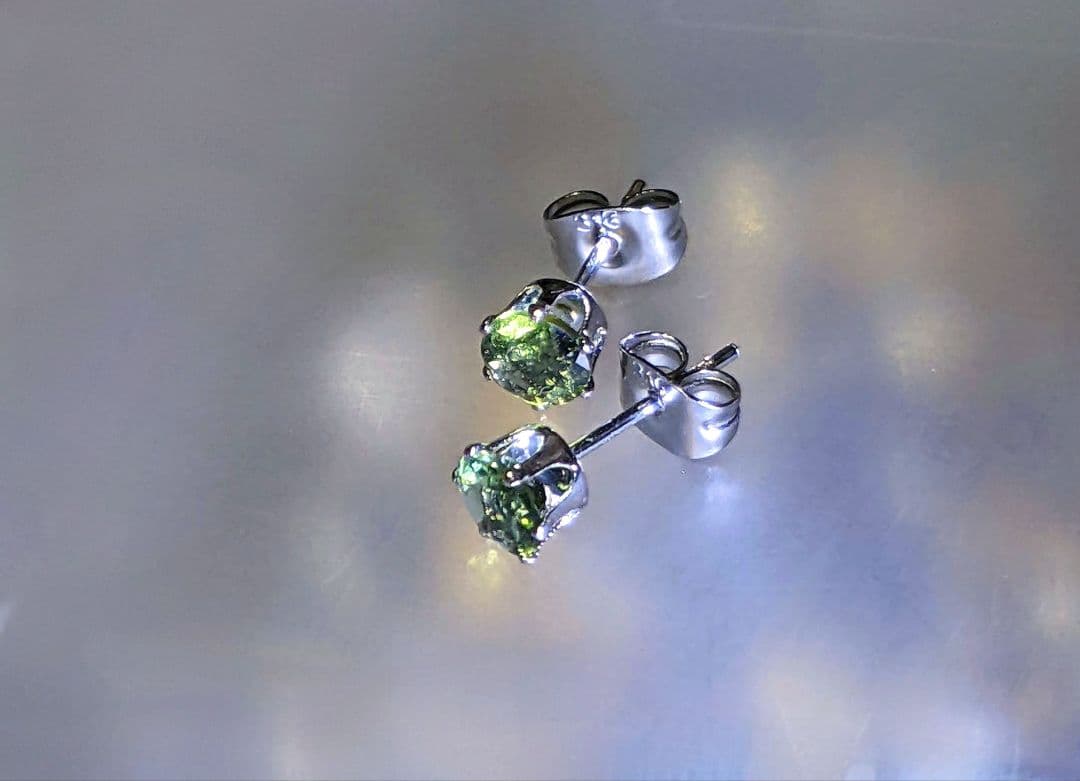 ✨時空を超える深緑の光✨ 希少天然石モルダバイト スタッドピアス 5mm