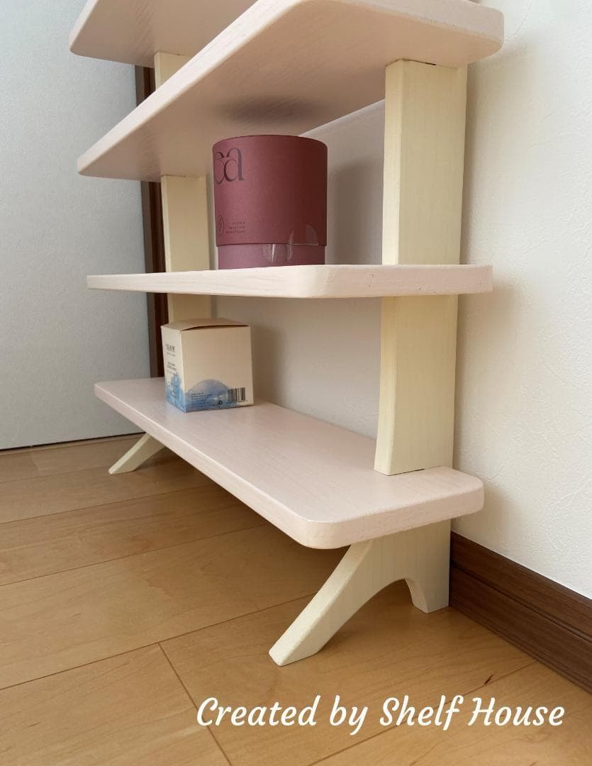 やさしい曲線の脚付き木製棚 H