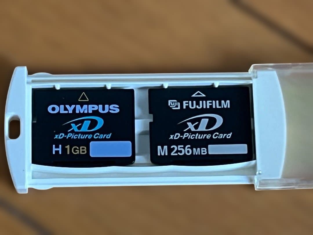 OLYMPUS SP-550UZ デジタルカメラ 本体と付属品
