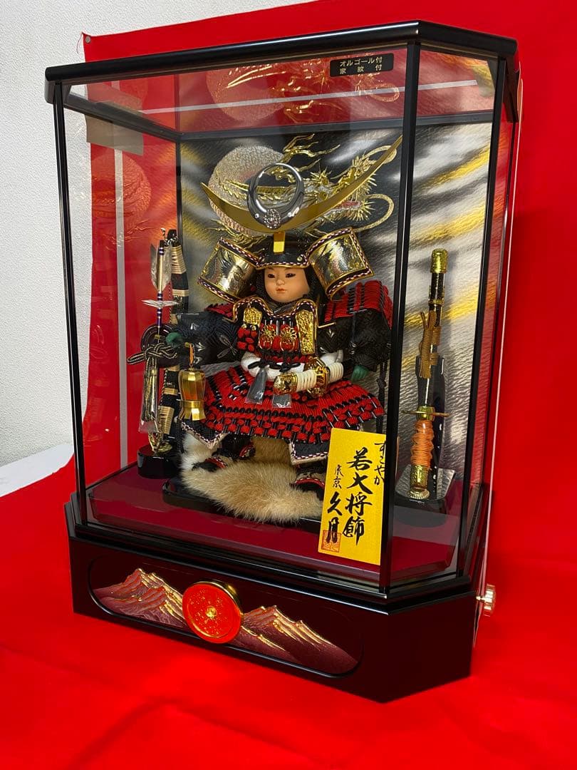 上杉謙信　東京久月　五月人形　家紋付き若大将飾りオルゴール付六角形ガラスケース入