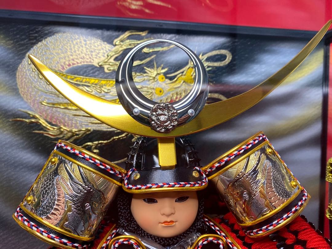 上杉謙信　東京久月　五月人形　家紋付き若大将飾りオルゴール付六角形ガラスケース入