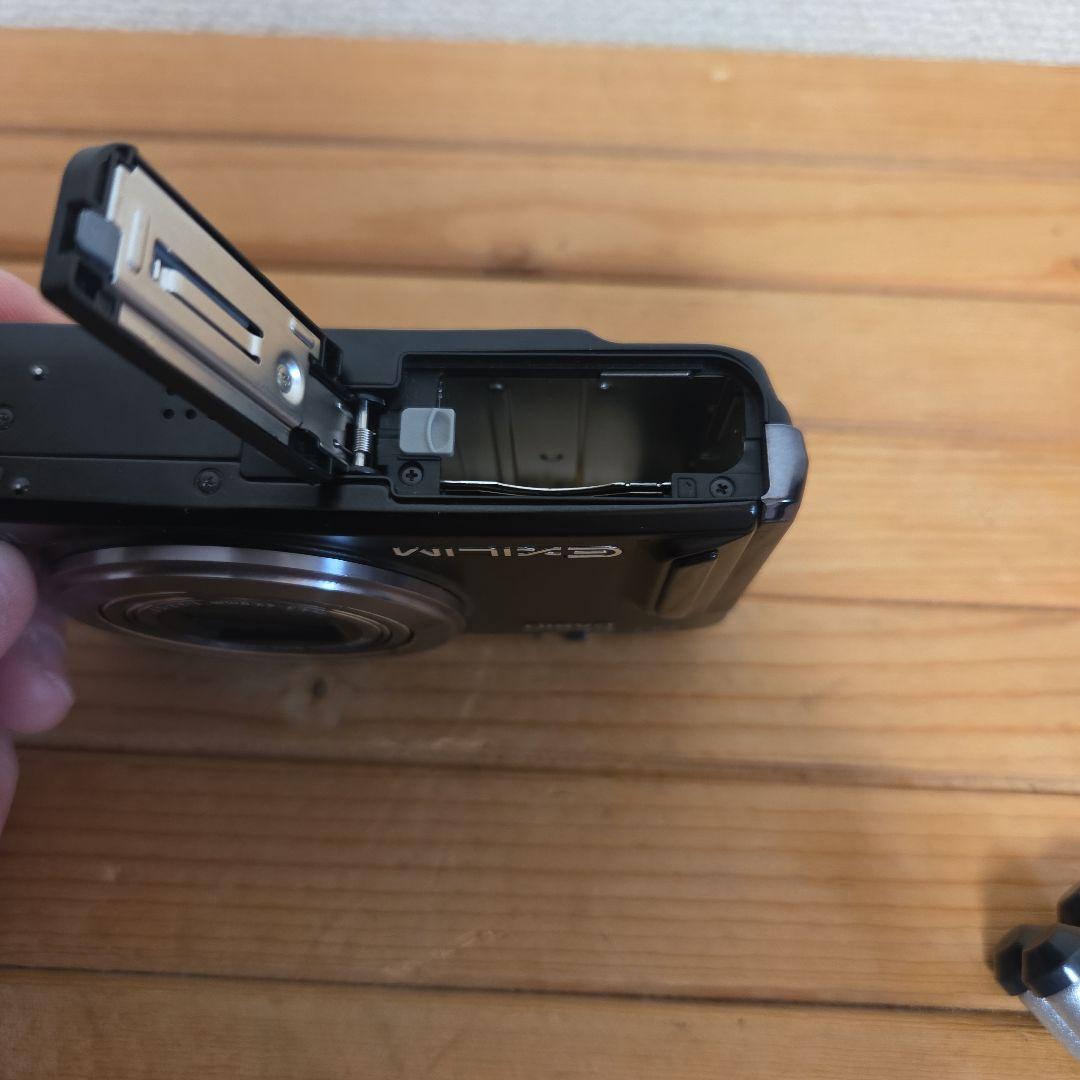 ジャンクCASIO EXILIM 14.1MP コンパクトデジタルカメラ3脚付き