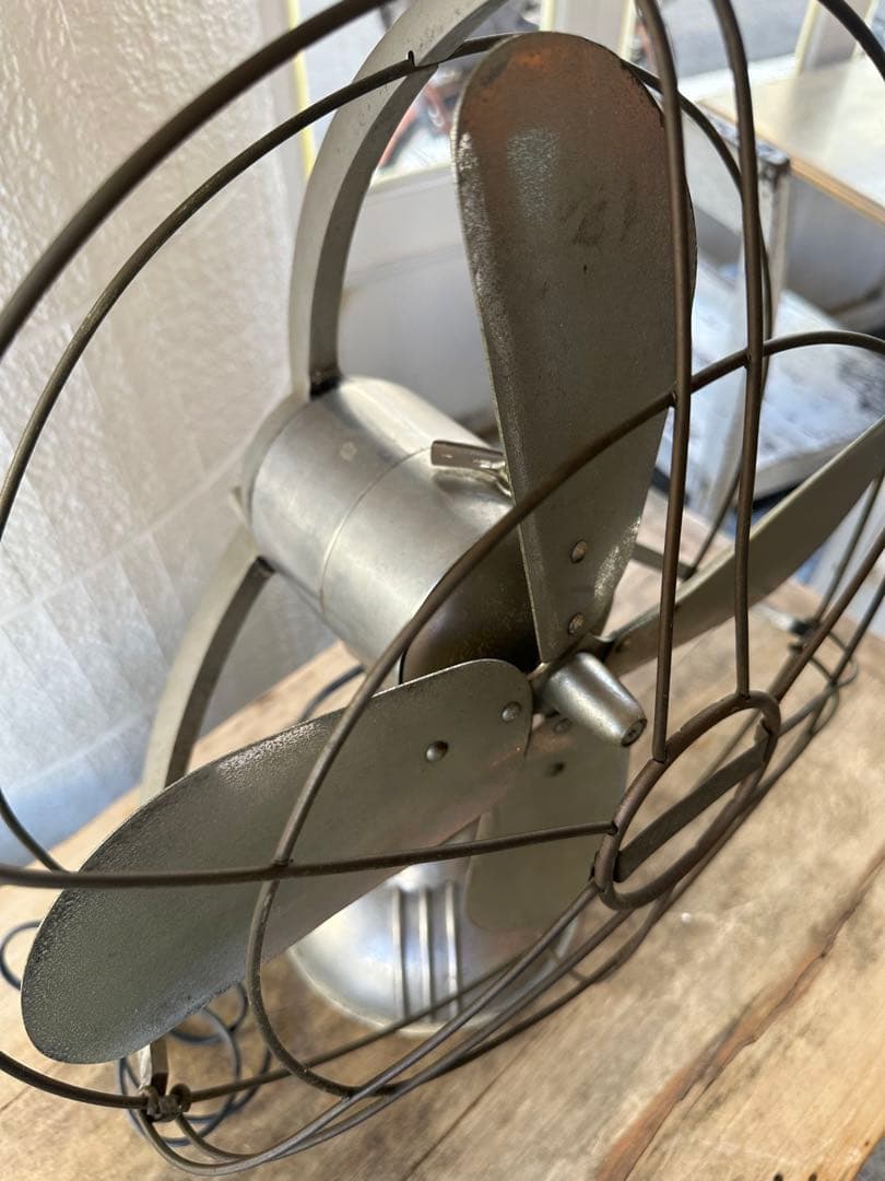 かなり重厚は仕上がりレトロ扇風機　アンティーク