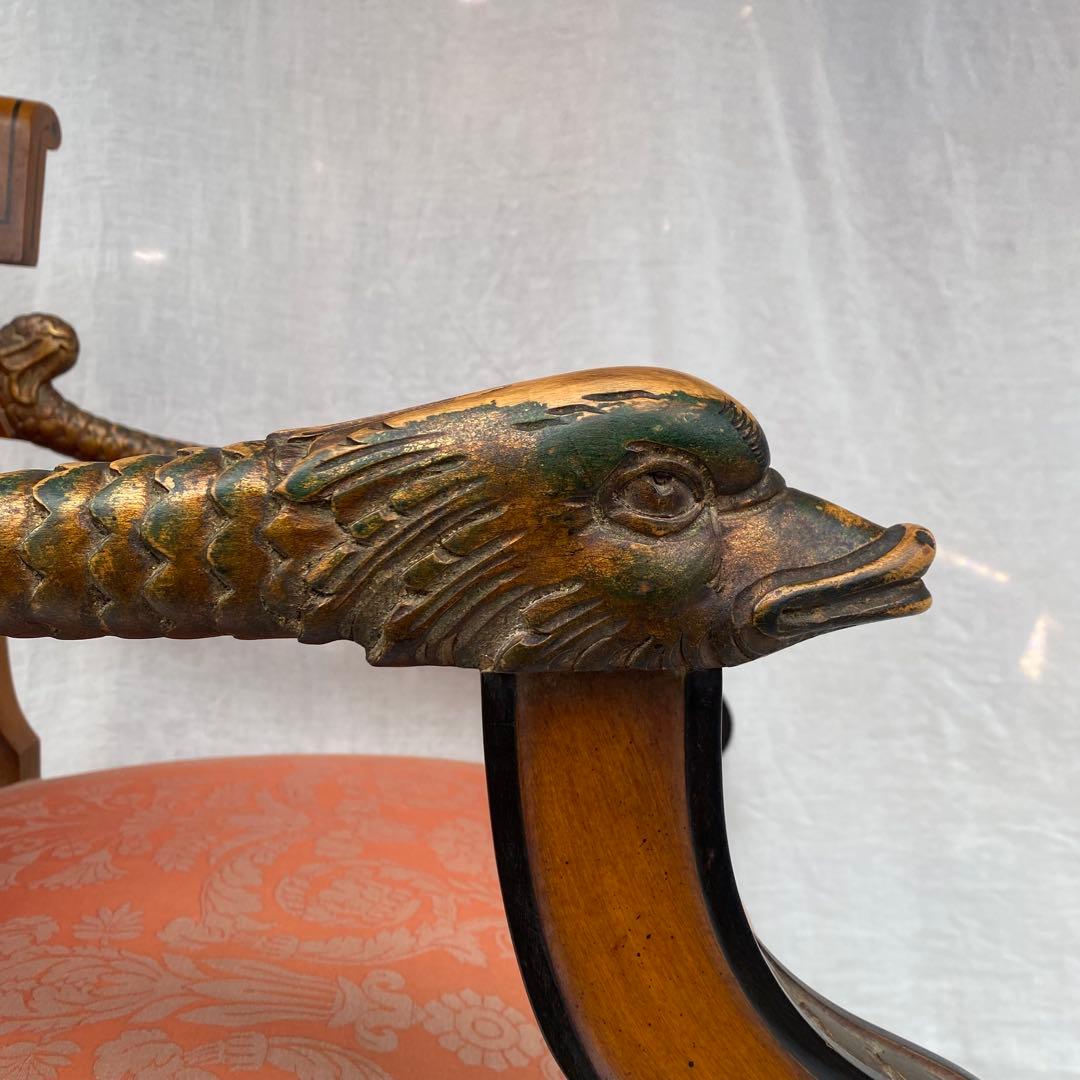 喫茶店に飾られていた古いアームチェア アンティーク