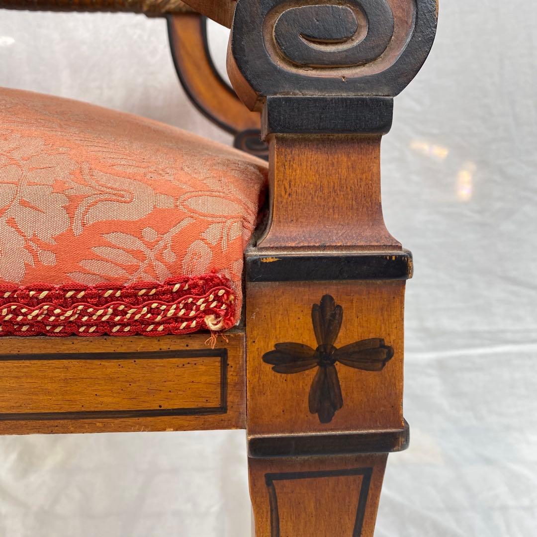 喫茶店に飾られていた古いアームチェア アンティーク