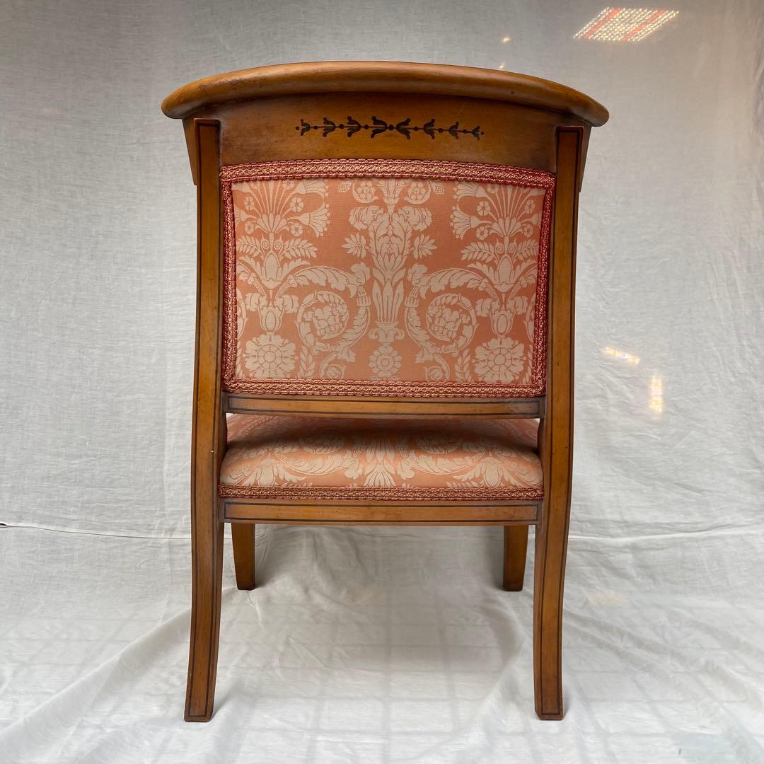 喫茶店に飾られていた古いアームチェア アンティーク