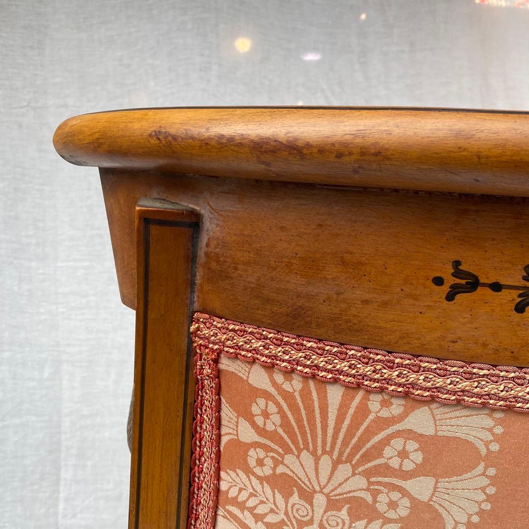 喫茶店に飾られていた古いアームチェア アンティーク