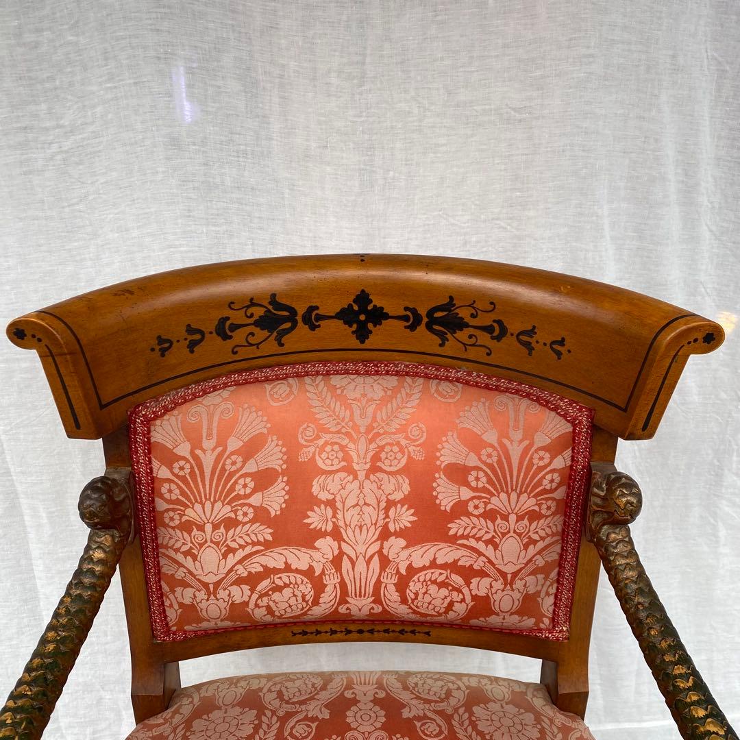 喫茶店に飾られていた古いアームチェア アンティーク