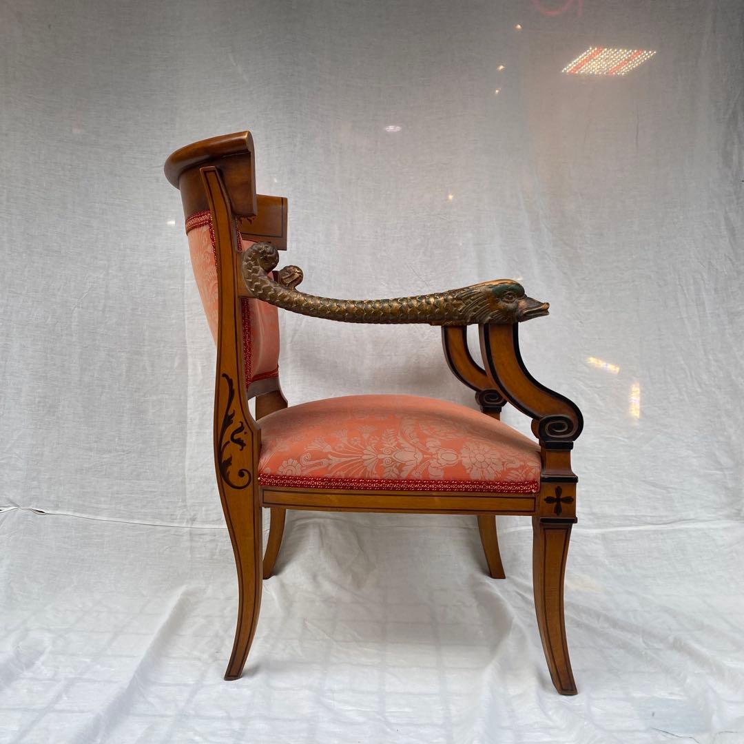 喫茶店に飾られていた古いアームチェア アンティーク