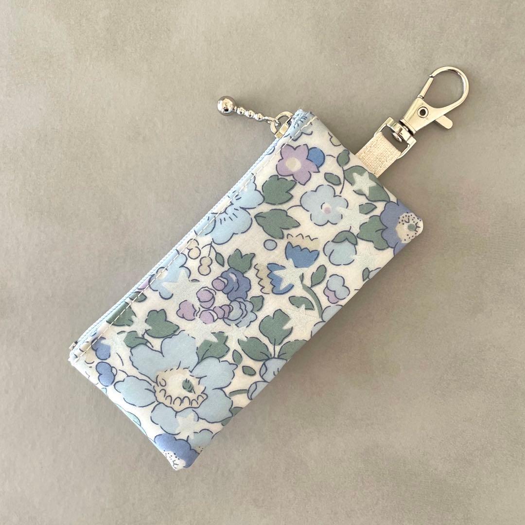 リバティ ラミネート リール式キーケース〈ベッツィスター〉BU