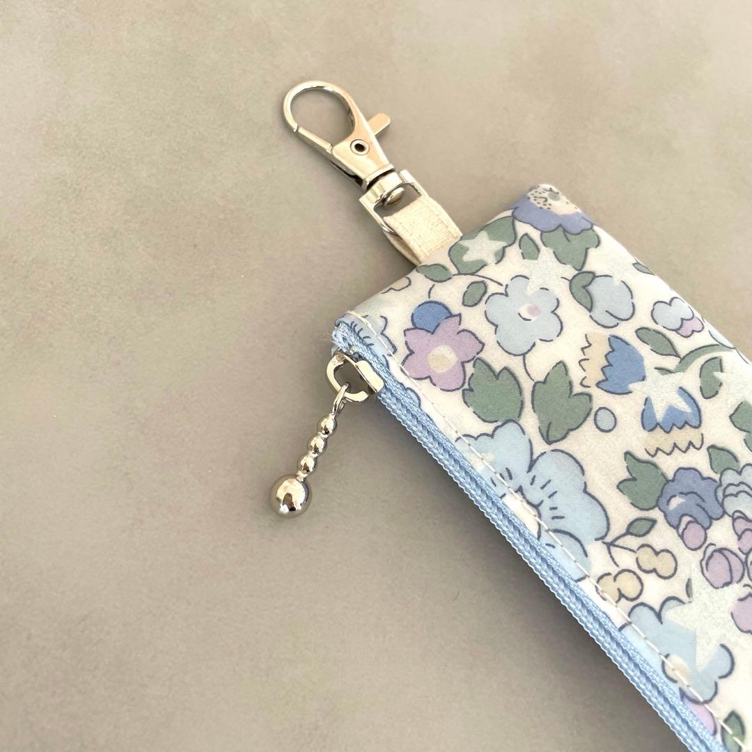 リバティ ラミネート リール式キーケース〈ベッツィスター〉BU