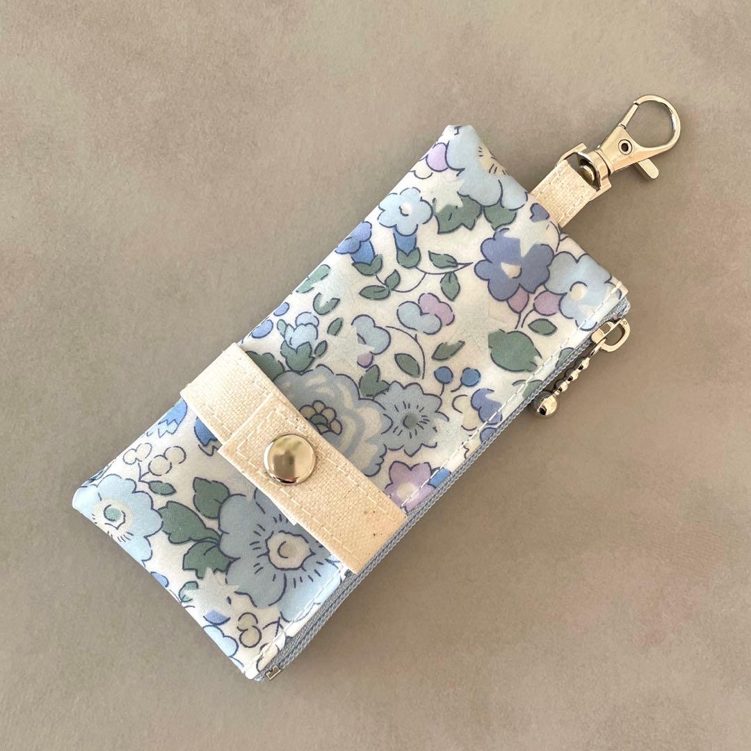 リバティ ラミネート リール式キーケース〈ベッツィスター〉BU