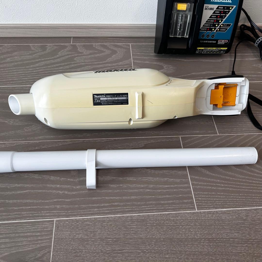 Makita 紙パック式スティック掃除機　CL182FD 本体と充電器