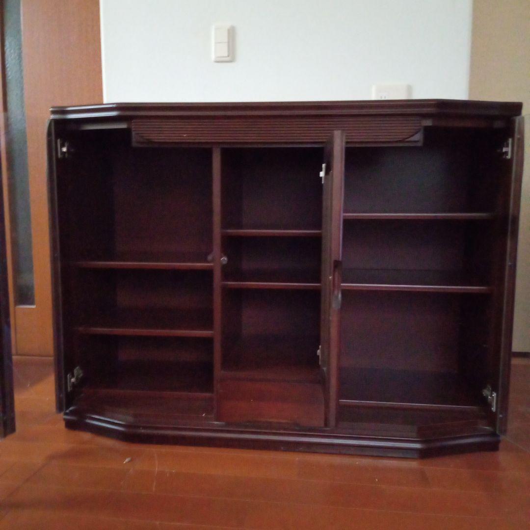 ダークブラウン木製キャビネット ガラス扉付き