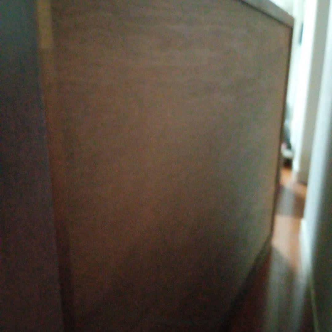 ダークブラウン木製キャビネット ガラス扉付き